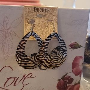 Zebra animal metal hoops earings stunings!!